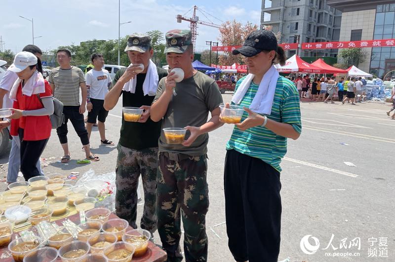 救援間隙用餐 寧夏獵人軍事特訓救援隊供圖