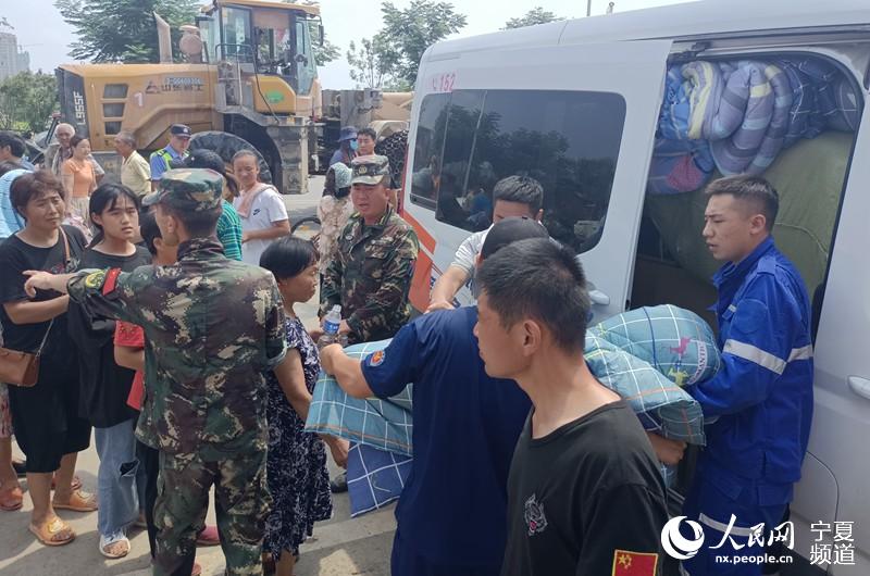 發放物資 寧夏獵人軍事特訓救援隊供圖
