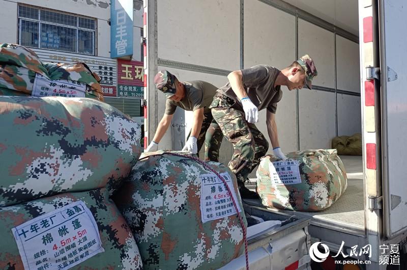 發放物資 寧夏獵人軍事特訓救援隊供圖