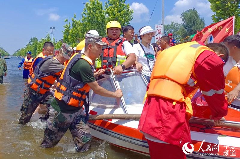 疏散群眾 寧夏獵人軍事特訓救援隊供圖
