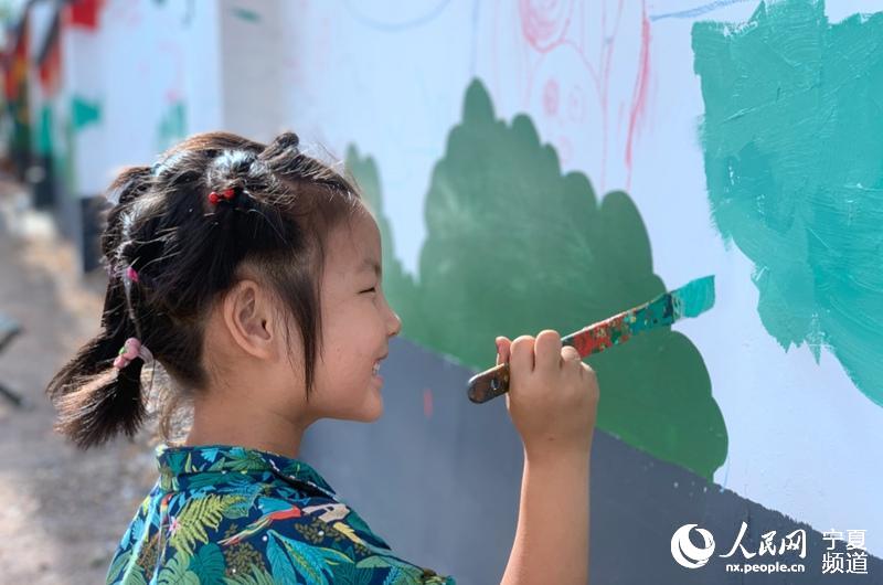 當地小孩幫忙填色 肖鵬程攝