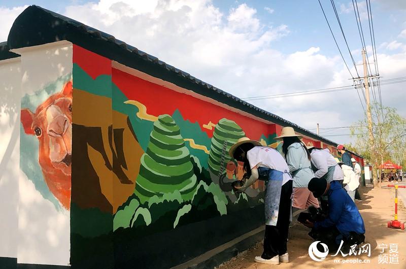 學生正在創作墻繪 肖鵬程攝