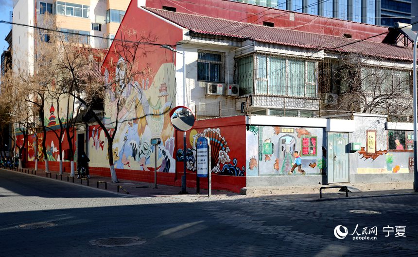 銀川:多彩墻繪扮靚城市街角 人民網 趙茉鈺攝