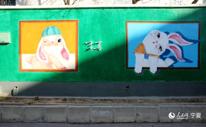 銀川:多彩墻繪扮靚城市街角 人民網 趙茉鈺攝