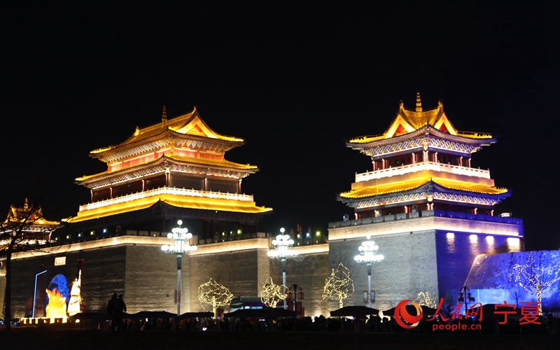 長城關夜景 人民網 穆國虎攝