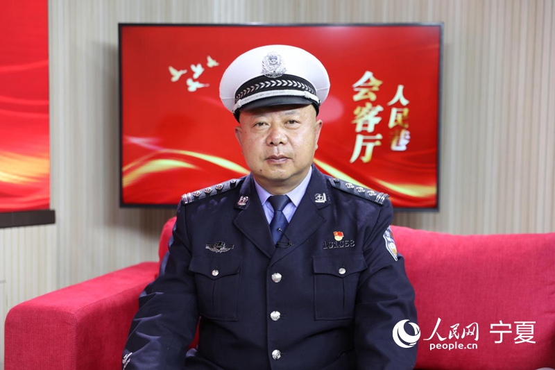 平凡的奮斗者                                          五一特別欄目·平凡的奮斗者                                           有那么一群人，他們耕耘于基層，兢兢業業做好每件事，以日復一日的實際工作，守護著我們，他們就是平凡且閃耀的奮斗者們。在“五一”國際勞動節來臨之際，人民日報社寧夏全媒體中心推出《人民巷會客廳·平凡的奮斗者》特別欄目。                                                             ·銀川市公安局交警分局民警楊鴻勝:情也為民 權也為民                               ·養路工李占國：以滾燙的心點燃干事創業的激情之火                                ·銀川市公安局興慶區分局巡防二大隊大隊長劉全民:金色盾牌熱血鑄就                          