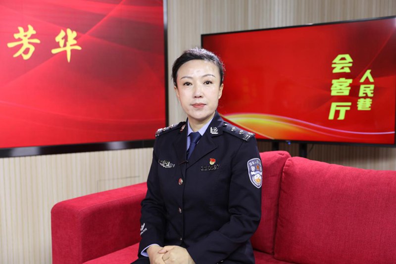 平凡的奮斗者                                          “三八”特別欄目·鏗鏘女警綻芳華                                         有這么一群人，在家里，她們是女兒、妻子、母親，在工作崗位上，她們頭頂警徽身著藏藍，英姿颯爽、銳意進取，雖為女子卻不讓須眉，她們便是即使風雨兼程，也要活得漂亮的警花們。3月8日是國際勞動婦女節，值此之際，人民日報社寧夏全媒體中心推出《人民巷會客廳·鏗鏘女警綻芳華》特別欄目。                                                             ·玉皇閣北街派出所副所長劉誼：你的心里有百姓，百姓的心里才有你                               ·刑偵大隊民警王楚：愛與理解讓我對工作充滿熱情                                ·銀川市公安局交警分局車管所副所長宋穎娟：幫群眾解決急難愁盼                          