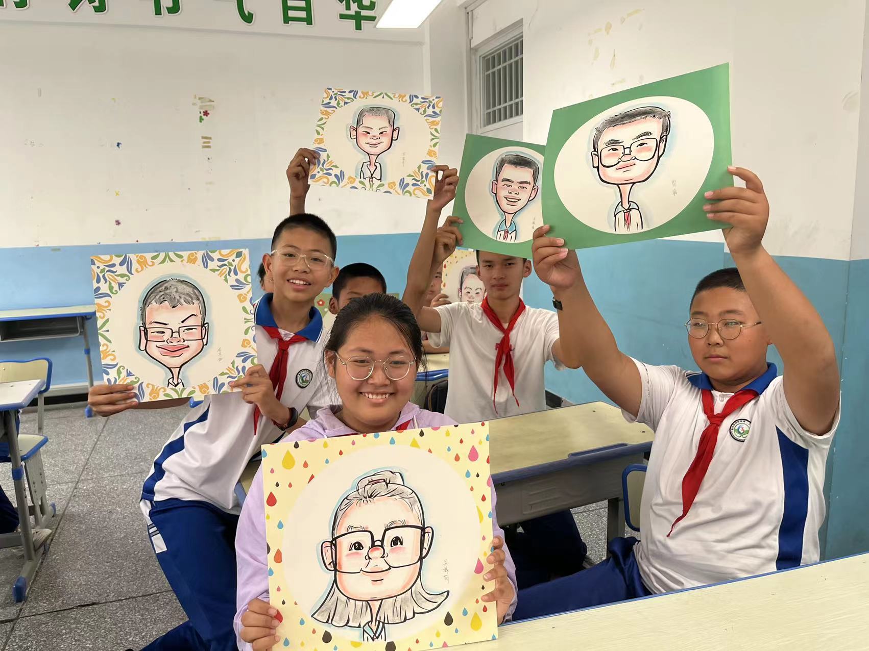 孩子們在展示自己的“定制版”漫畫。圖片由受訪者提供