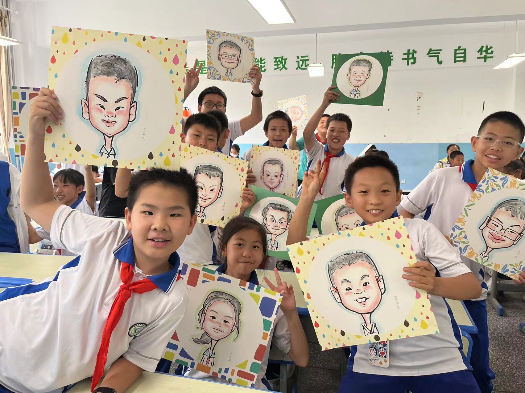 孩子們在展示自己的“定制版”漫畫。圖片由受訪者提供