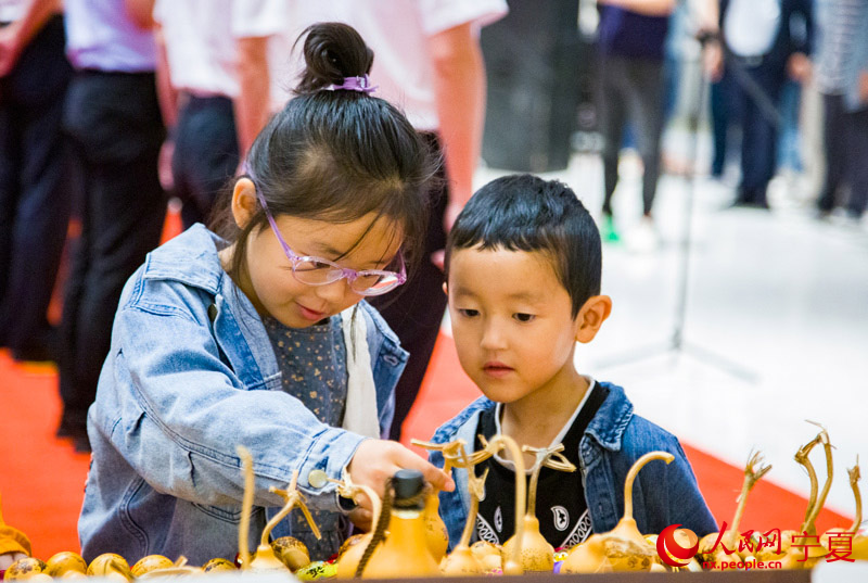 活動現場，小朋友對文創作品產生濃厚興趣。 人民網 張海峰攝