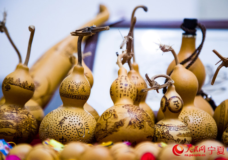 非遺傳承人雕刻的葫蘆。 人民網 張海峰攝