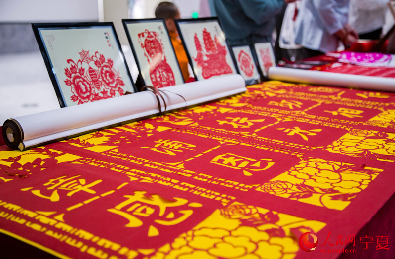 現場展示的“感恩漳浦情”剪紙作品。 人民網 張海峰攝