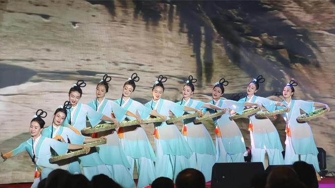 寧夏演藝集團歌舞劇院的舞蹈表演《紅》。蘇暢攝