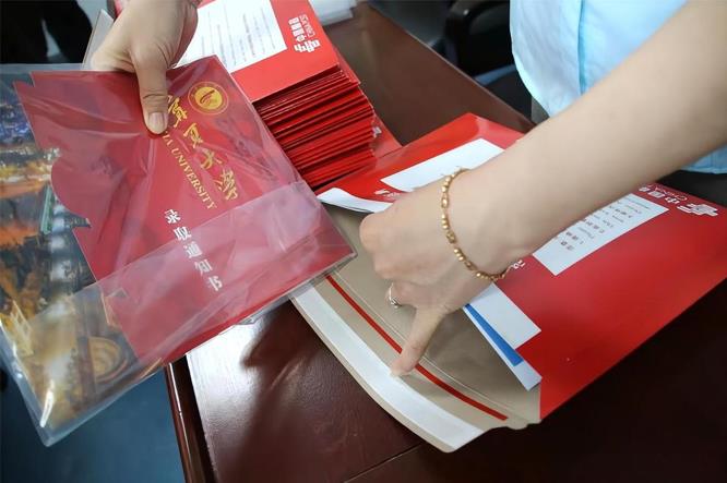 寄遞工作人員進行打包工作。蘇暢攝