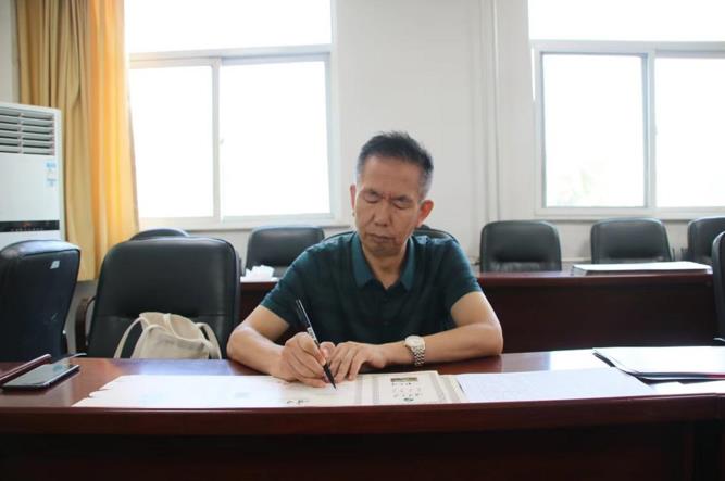 寧夏大學美術學院教授、書法學博士楊開飛在手寫通知書。蘇暢攝