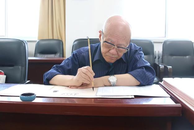 寧夏著名書法家丁生俊在手寫通知書。蘇暢攝