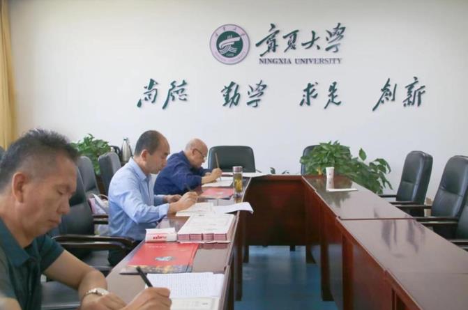 三位書法家與教師在手寫錄取通知書。蘇暢攝