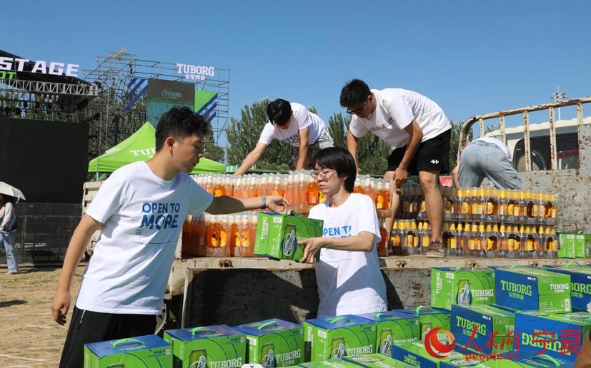 下午時分，工作人員搬運啤酒、飲料為開場做準備。人民網 李甜甜攝