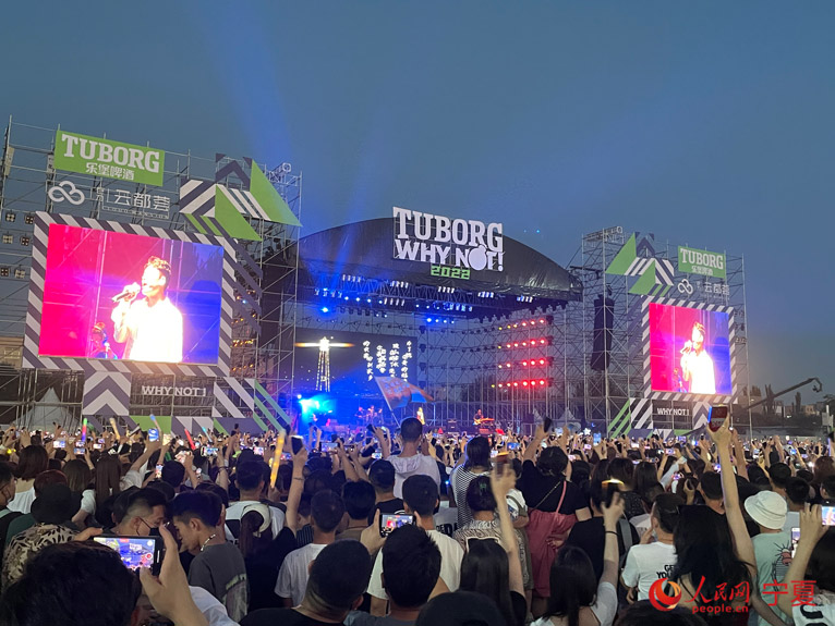 現場人頭攢動，嗨翻全場。人民網 李甜甜攝