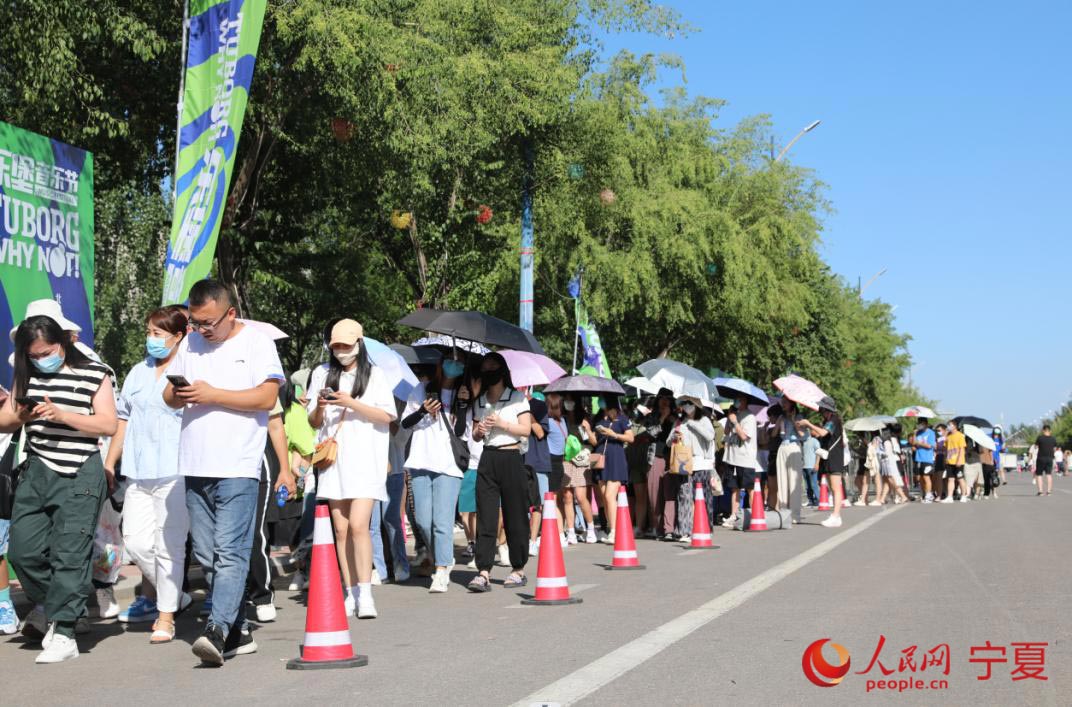 排隊進場的歌迷朋友們。人民網 李甜甜攝