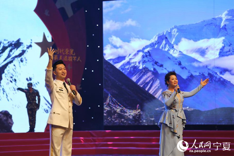 演唱者表演歌曲《清澈的愛只為中國》。馬靈慧攝