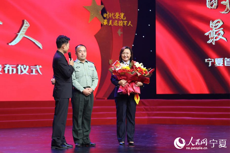 主持人采訪退役軍人王瑛及其丈夫。馬靈慧攝