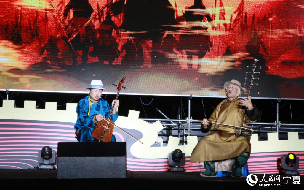 史詩說唱表演《江格爾贊》。人民網 李甜甜攝