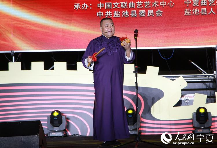 王文水在表演傳統快板《繞口令》。人民網 李甜甜攝