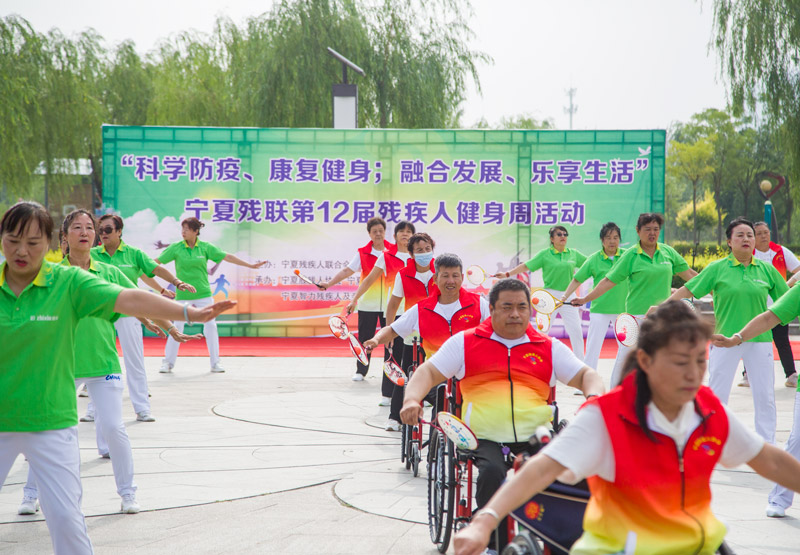 活動現場開展的輪椅柔力球表演。 人民網 張海峰攝