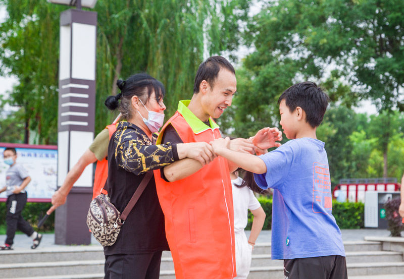 家人為比賽選手進行拉伸。 人民網 張海峰攝