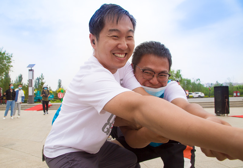 拔河比賽選手臉上掛滿笑容。 人民網 張海峰攝