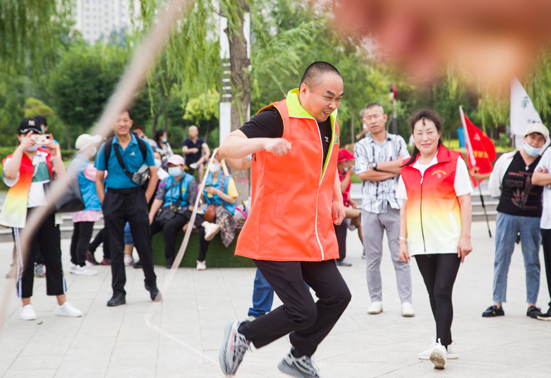 參與跳長繩比賽的盲人選手。 人民網 張海峰攝