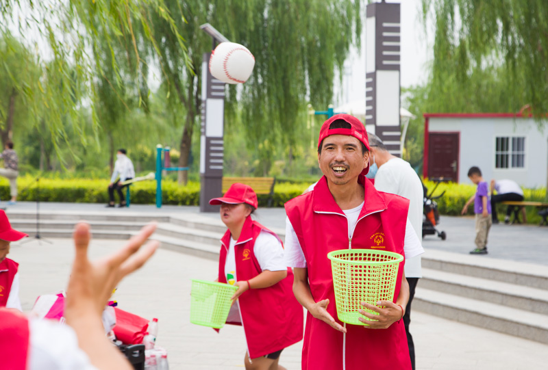 智協開展的“投籃”活動。  人民網 張海峰攝