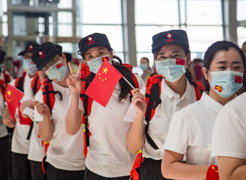 醫療隊員排隊等候安檢。 人民網 張海峰攝