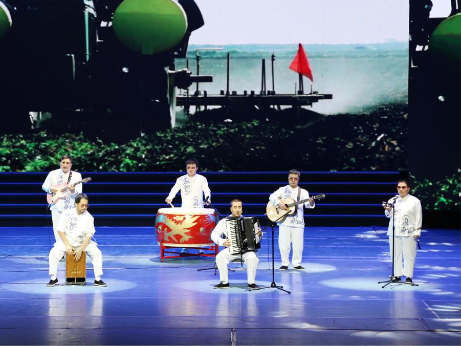 樂隊合唱《擼起袖子加油干》。馬靈慧攝