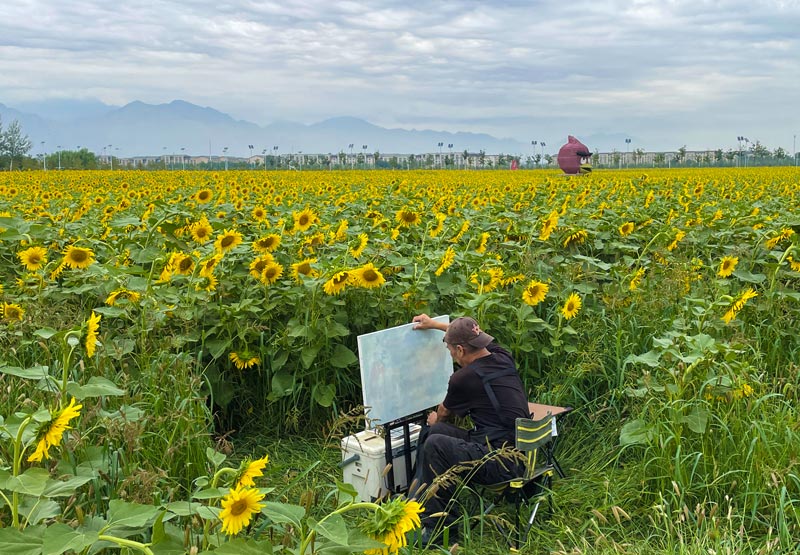 花海中寫生的市民。劉勁勛攝