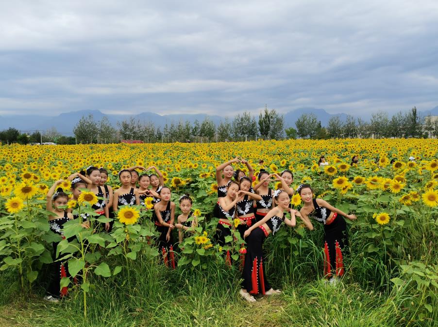 孩子們在花海中合影。 劉勁勛攝