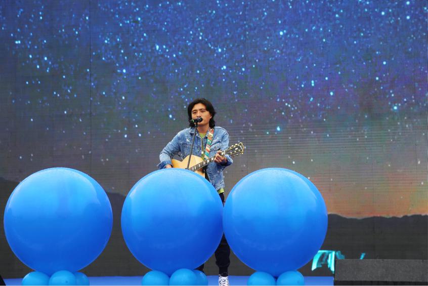 歌手演唱主題曲《星途寧夏》。馬靈慧攝