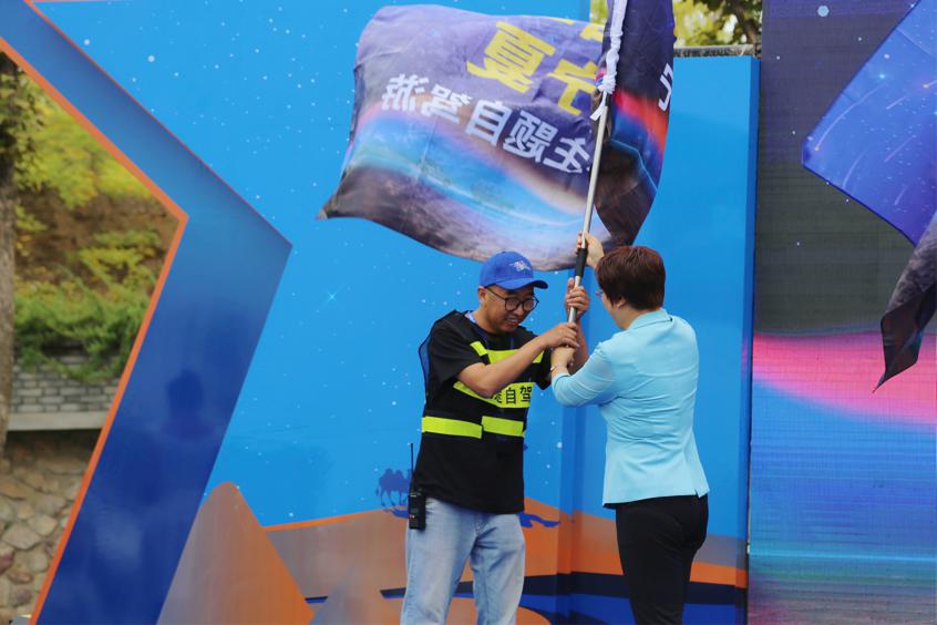 授旗儀式。馬靈慧攝