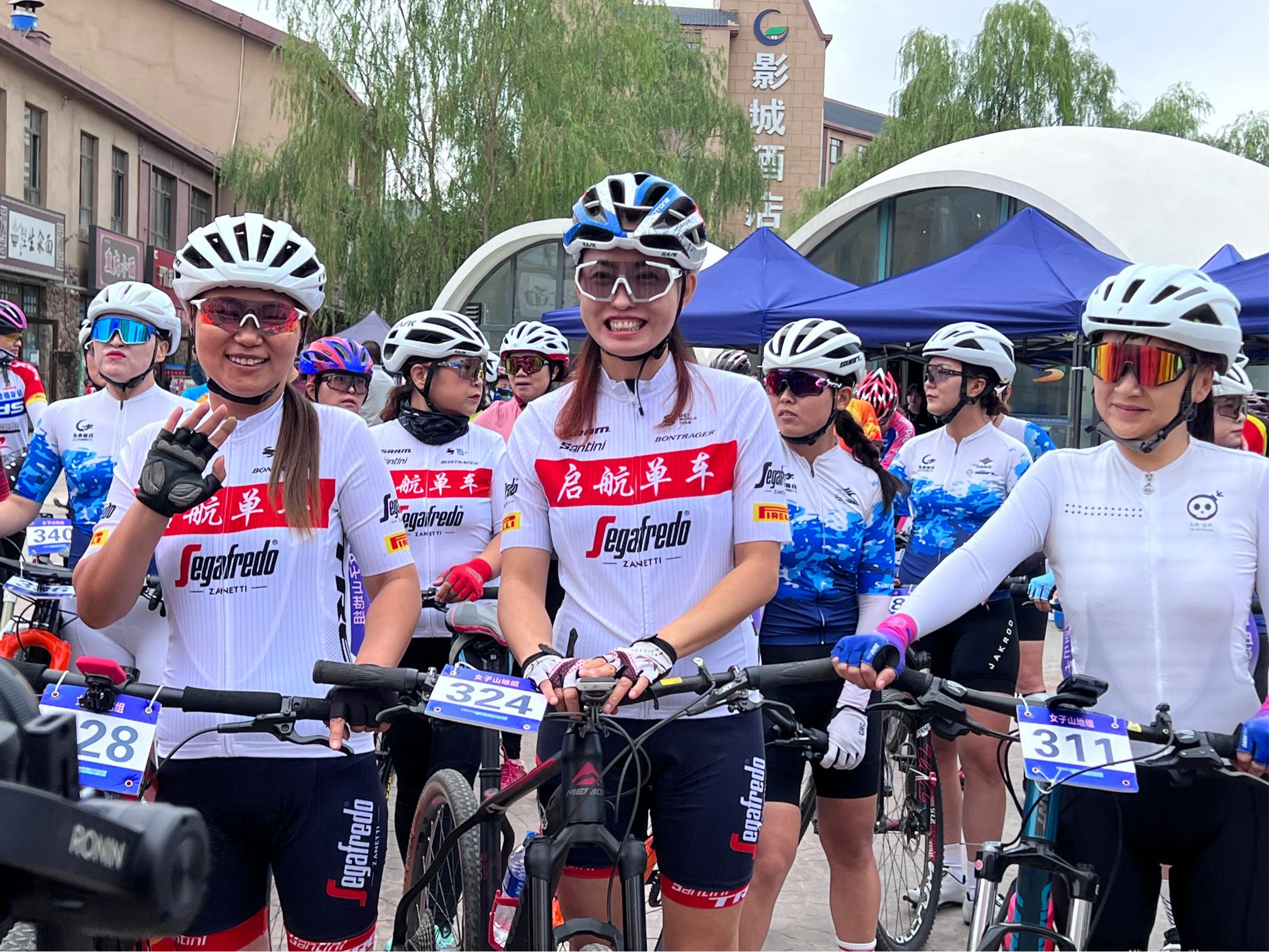 自行車賽發令儀式現場。崔亞芝攝