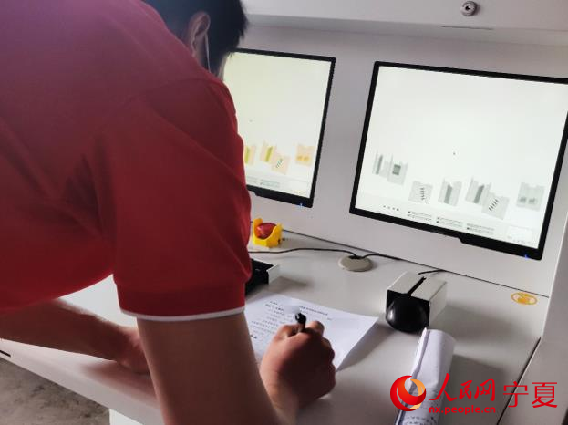 安檢機正確使用比賽。人民網 周航攝