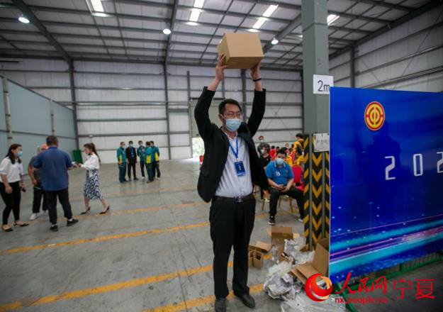 裁判對包裝好的物品進行檢測。人民網 周航攝