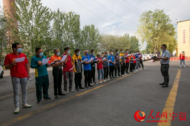 裁判講解比賽規則。人民網 周航攝