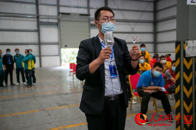 裁判宣布檢測結果。人民網 周航攝