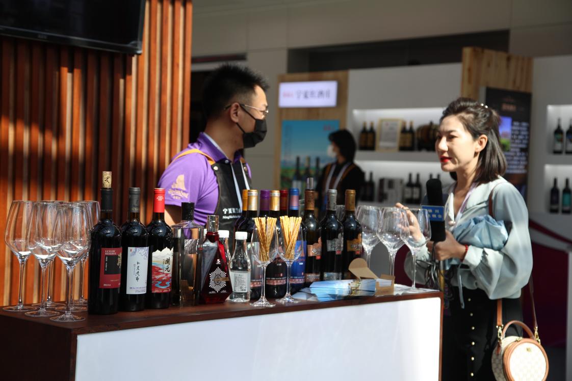 展商向來賓介紹葡萄酒。梁爽攝