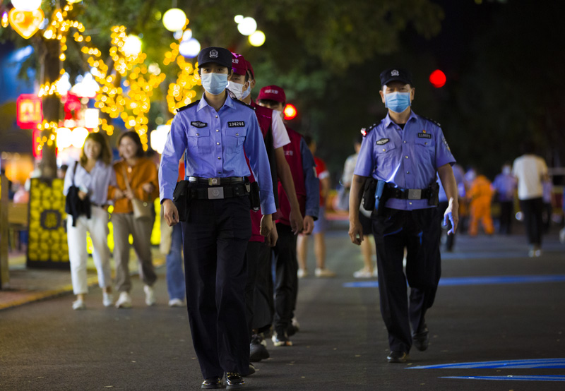 公安民警帶領義警在敬德夜市巡邏。 人民網 張海峰攝