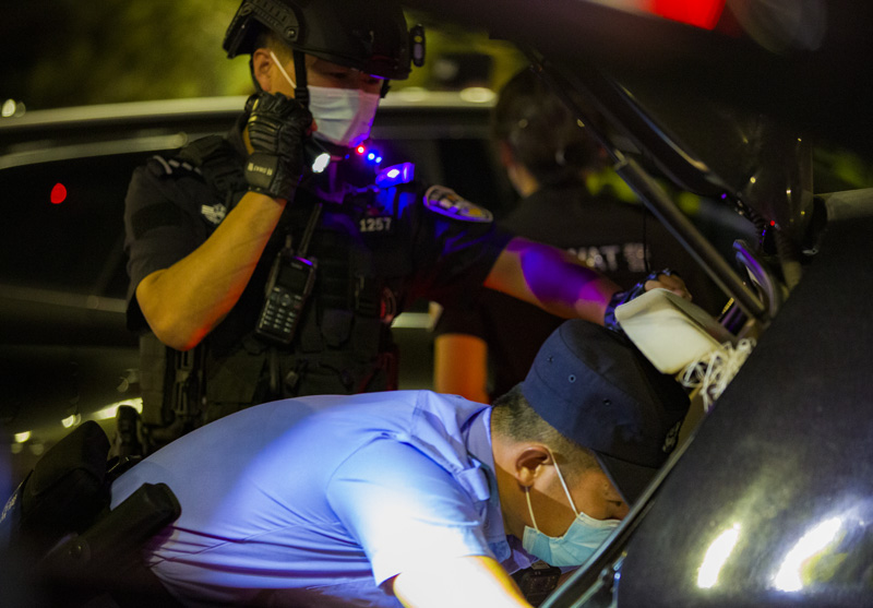 多警種聯合抽查車輛是否攜帶違禁物品。 人民網 張海峰攝