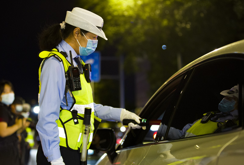 民警夜查酒駕。 人民網 張海峰攝