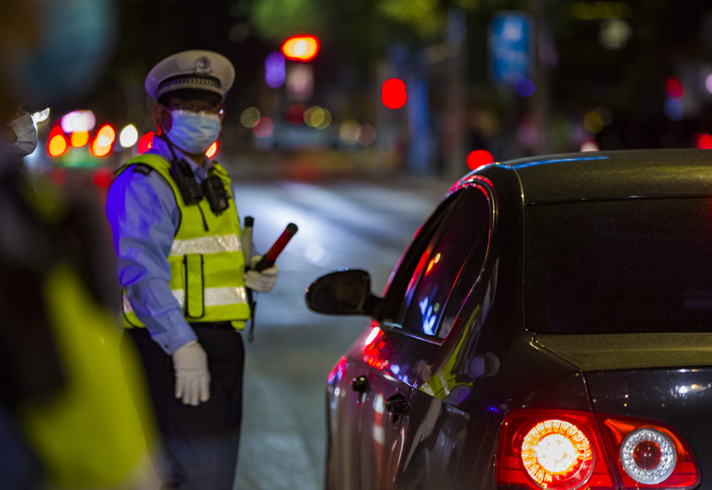 民警夜查酒駕。 人民網 張海峰攝