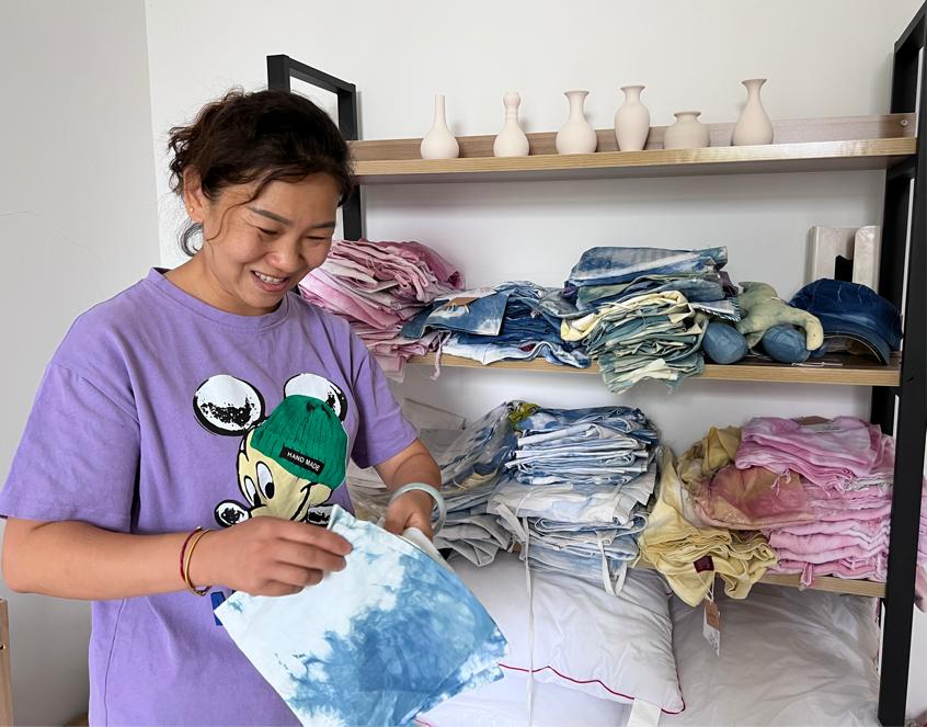 安麗坤展示心智障礙兒童職前教育課堂作品。崔亞芝攝